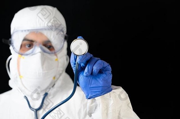 医生穿保护西装听诊器科维德冠状病毒黑色的背景概念科维德检疫高质量照片