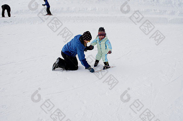 滑雪教练显示岁的女孩扫雪机位置初学者的坡斯诺夸尔米峰会华盛顿美国