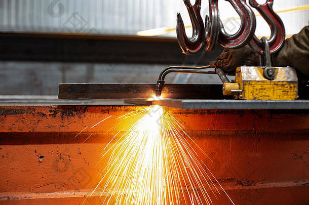 工业工人工厂焊接特写镜头光火花