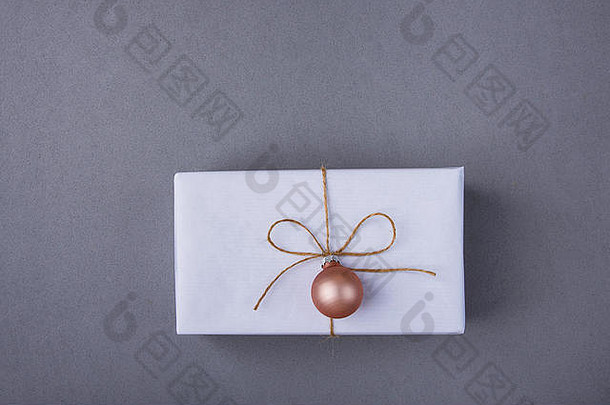 优雅的礼物盒子包装白色纸系线粉红色的圣诞节树球挂年礼物购物出售灰色背景优雅的