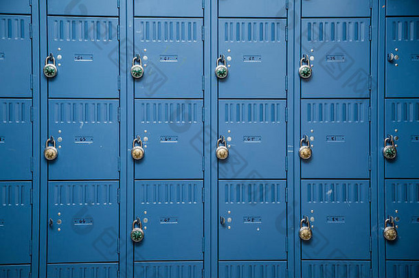 行蓝色的金属学校储物柜锁