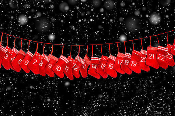 出现日历红色的圣诞节长袜装饰黑色的背景下降雪效果