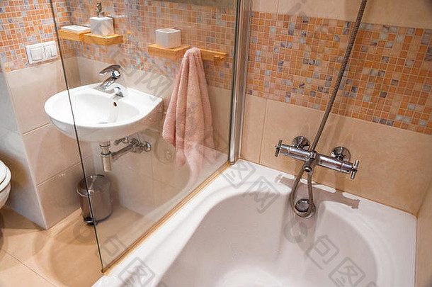 现代简单的室内光公寓浴室室内玻璃通过淋浴镜子