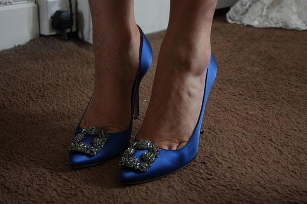 新娘蓝色的鞋子高<strong>高跟鞋</strong>婚礼一天优雅的