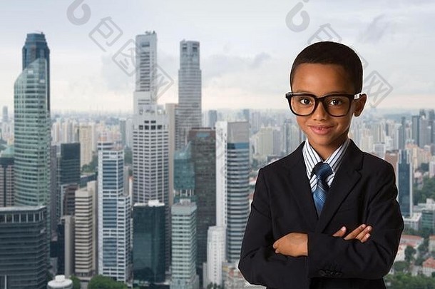 童年人concept-little非洲美国男孩眼镜业务西装城市背景很酷的自信微笑构成