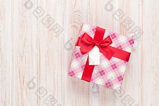 情人节一天礼物盒子白色木表格前视图复制空间