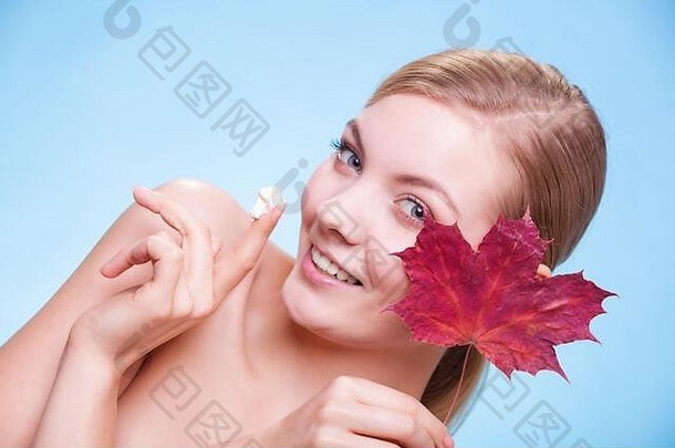 护肤品习惯脸年轻的女人叶象征红色的毛细皮肤蓝色的女孩采取护理干肤色应用保湿