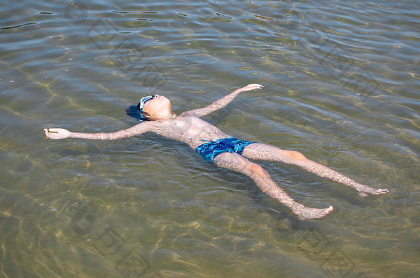 男孩游泳湖夏天假期休闲轻松的童年波兰