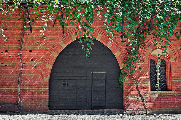 外观红色的砖复古的风格房子黑色的木门入口意大利
