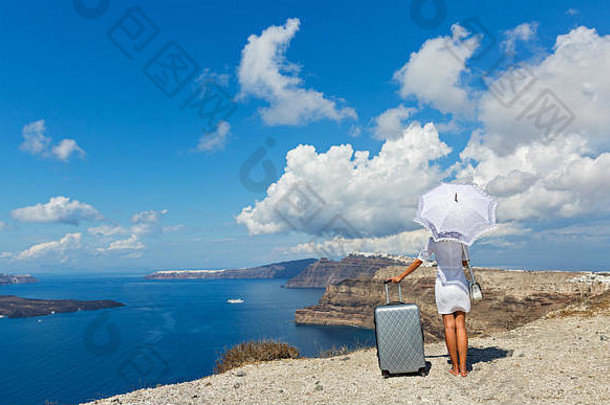 年轻的女人手提箱白色伞站山海