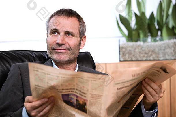 商人阅读报纸