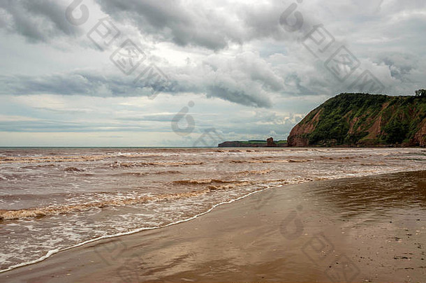 伟大的英国海岸线描绘美丽的侏罗纪海岸sidmouth德文郡狂风暴雨的夏天一天大哨男人。神包岩石