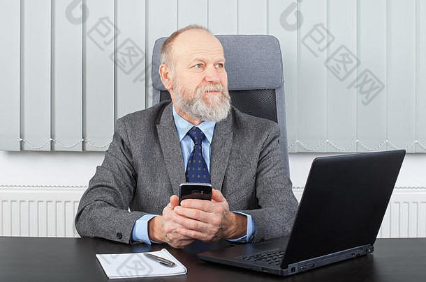 图片上了年纪的经理等待重要的电子邮件