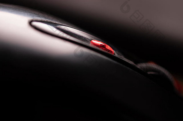 鼠标轮红色的按钮黑色的背景特写镜头宏视图黑色风格