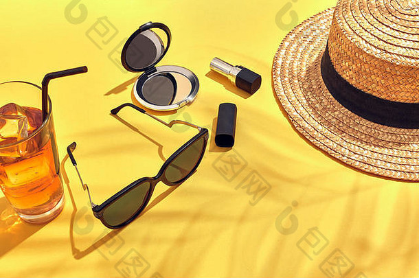 稻草海滩女人的他饮料冰玻璃太阳眼镜黄色的背景影子棕榈叶