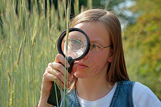 年轻的女孩检查自然
