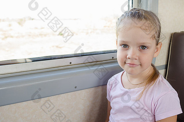 快乐四年女孩坐着椅子窗口郊区电<strong>火车</strong>