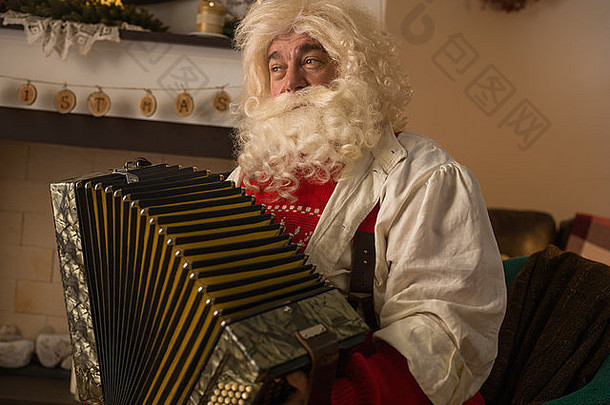 圣诞老人老人玩手风琴首页