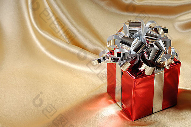 红色的礼物盒子银弓金背景