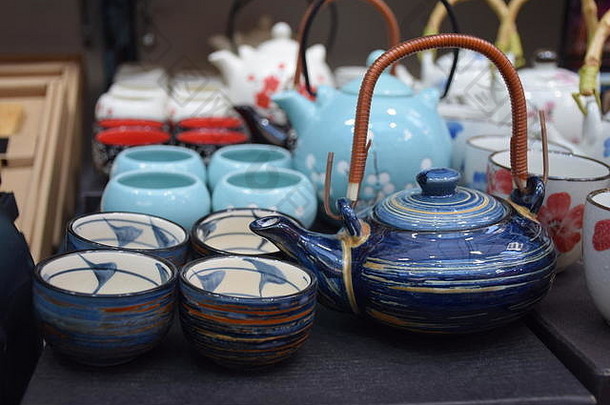 色彩斑斓的亚洲茶壶杯市场摊位在香港香港中国