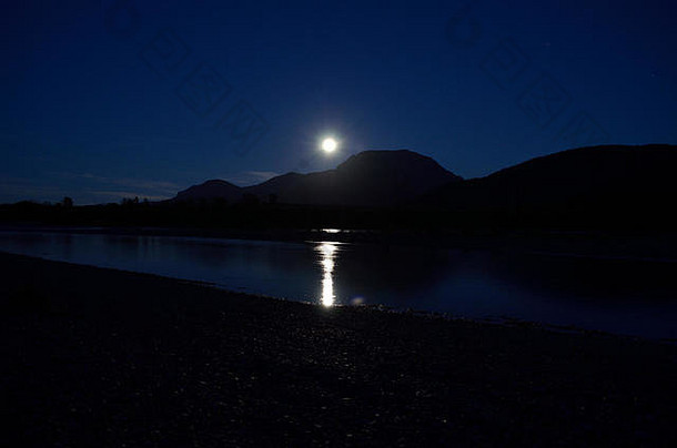 完整的月亮晚上山反射河表面