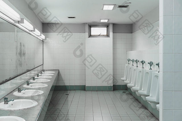 公共厕所。。。浴室室内洗盆地厕所小便池特写镜头洗碗盆地尿壶但染色脏