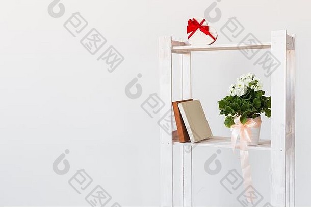 心形状礼物盒子书室内植物书架上最小的作文春天室内概念