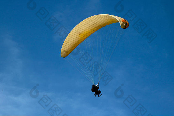 滑翔伞飞行蓝色的天空背景云跳伞天空阳光明媚的一天