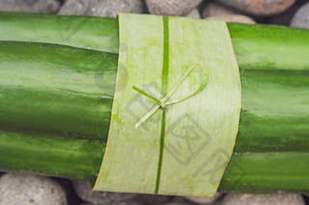 横幅长格式环保产品包装概念黄瓜包装香蕉叶替代塑料袋浪费概念