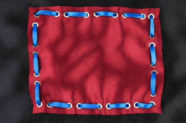 框架使蓝色的丝带插入红色的织物视图