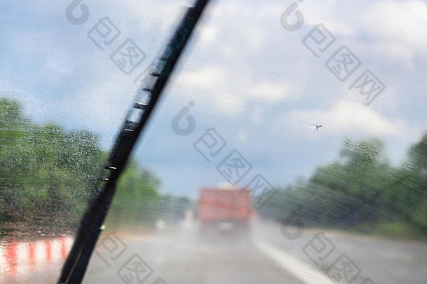 擦拭挡风玻璃开车车高速公路雨焦点玻璃