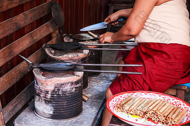 女人烘焙丁字裤muan泰国脆皮椰子晶片卷<strong>零食类</strong>似的皮鲁林热模具锅木炭瓦炉灶传统的泰国