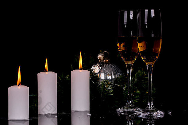 酒眼镜香槟蜡烛圣诞节饰品黑色的背景反射复制空间快乐圣诞节快乐一年