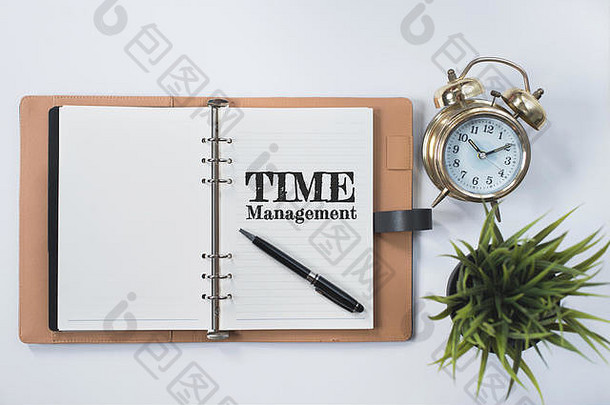 金贝尔时钟绿色植物空白笔记本时间管理词白色平躺时间管理概念