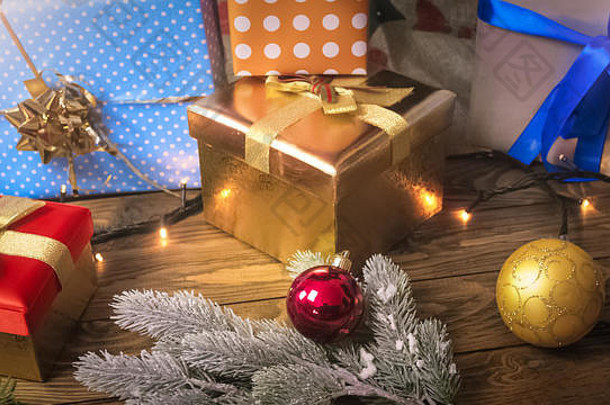 美丽的背景冬天假期庆祝活动圣诞节礼物色彩斑斓的小玩意说谎木桌子上