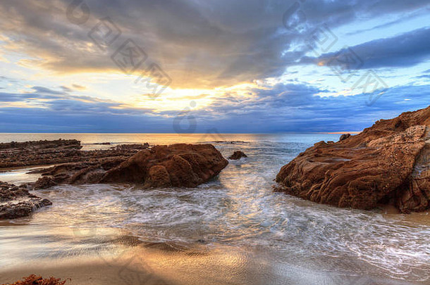 日落岩石珍珠街海滩拉古纳海滩加州美国