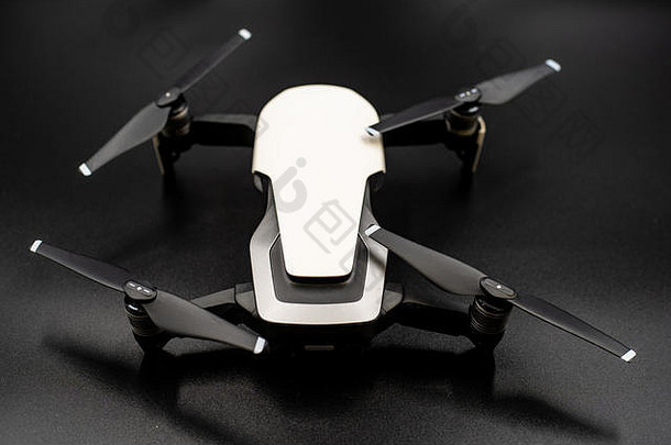 无人机飞行黑暗黑色的背景特写镜头黑暗可移植的drones视图drones健身球相机