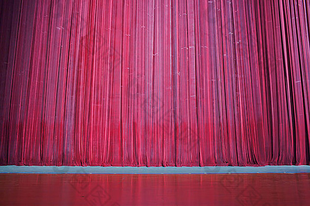 打褶的红色的挂织物阶段窗帘
