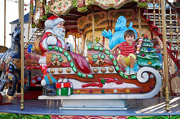 甜蜜的男孩骑圣诞老人老人雪橇旋转木马旋转木马吸引力欧洲活跃的孩子们夏季