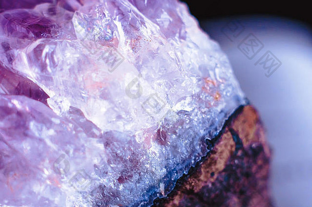 水晶石头宏矿物表面紫色的粗糙的紫水晶石英晶体