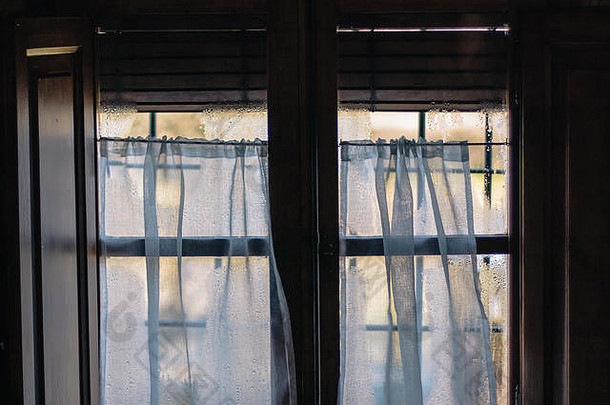 白色半透明的窗户湿窗口