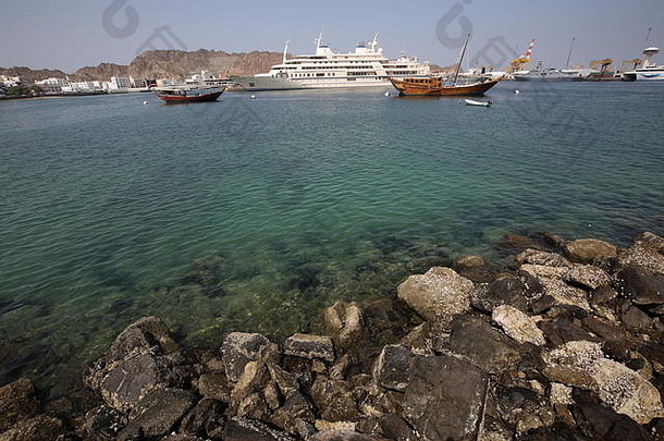 传统的单桅帆船船亚奇特苏丹卡布斯mutrah港口马斯喀特阿曼阿曼