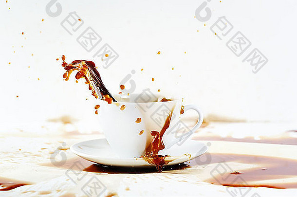 杯溢出咖啡创建美丽的飞溅污渍白色咖啡打破早餐概念