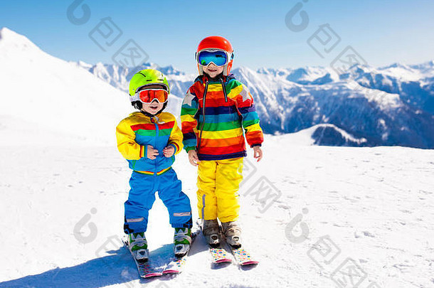 孩子滑雪山孩子滑雪学校冬天体育运动孩子们家庭圣诞节假期阿尔卑斯山脉孩子们学习下坡滑雪高山