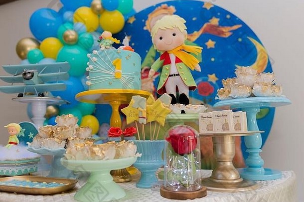 甜蜜的表格大蛋糕生日糖果酒吧很多糖果纸杯蛋糕甜蜜的蛋糕王子主题聚会，派对关闭装饰