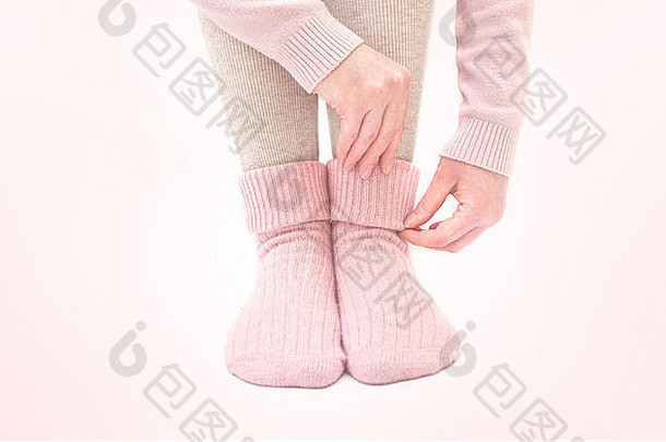 女腿穿美丽的温暖的粉红色的羊毛袜子首页