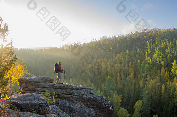 男人。背包徒步旅行波兰大手帕站岩石黎明背景秋天森林