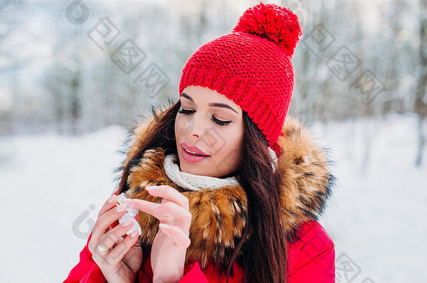 女孩保护嘴唇唇乳香冬天