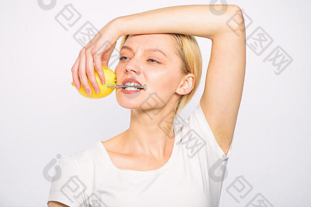 女孩喝新鲜的汁柠檬水果健康的生活方式有机营养柠檬水填满能源电池概念柠檬平头钉自然电池充电身体维生素