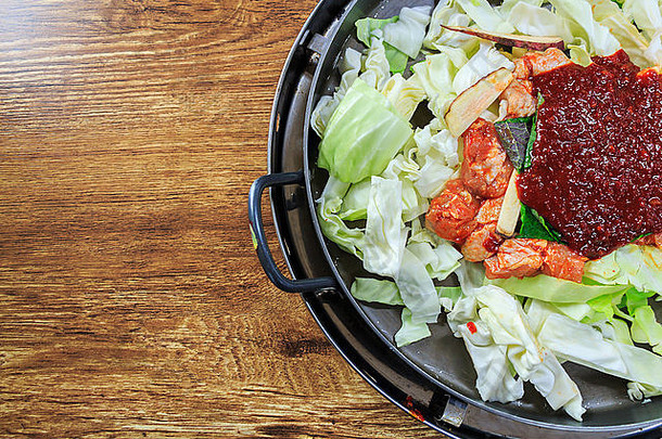 调味料朝鲜文食物锅组成新鲜的生菜鸡番茄酱木表格空白区域左一边